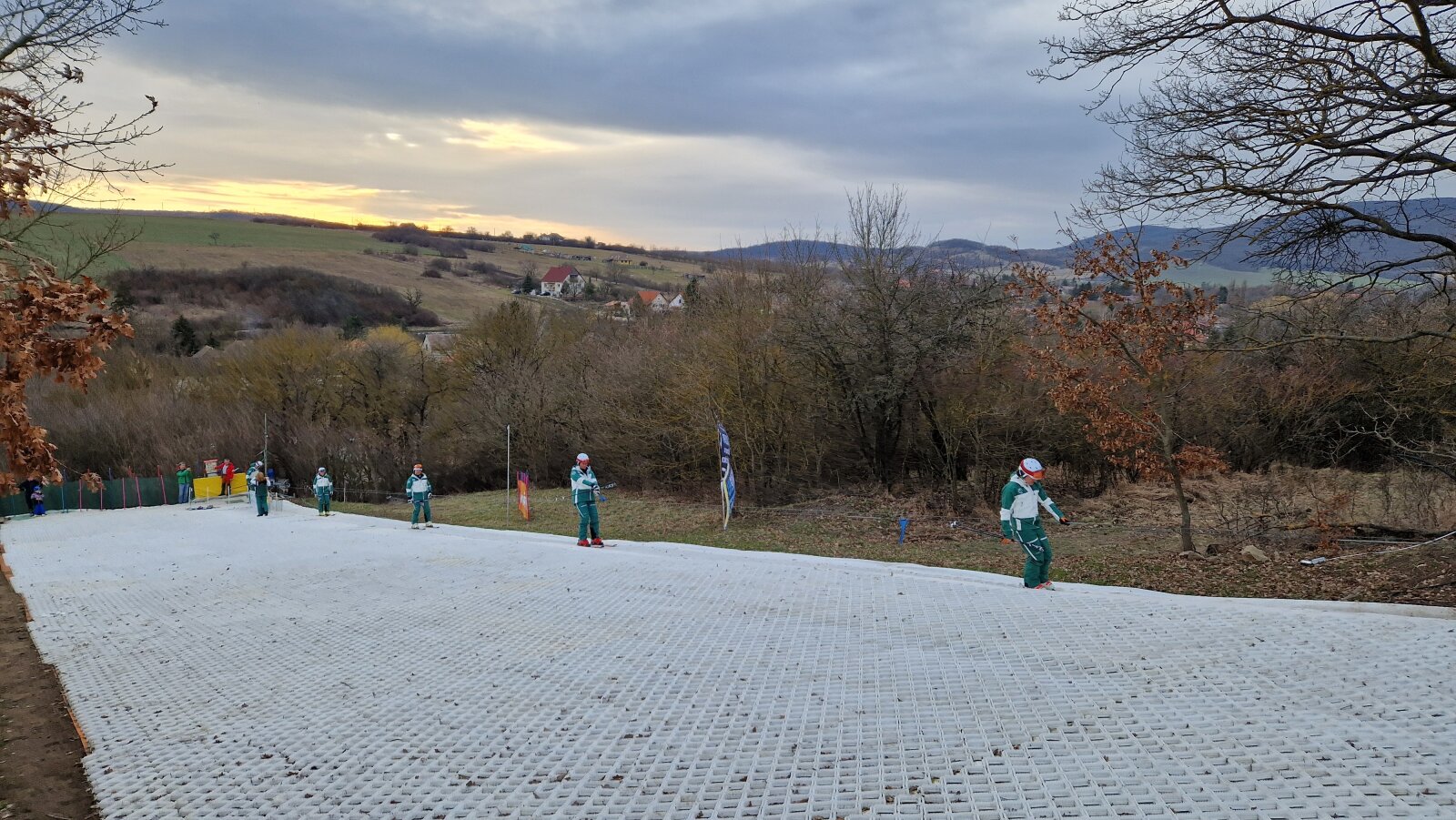 Az SMSZ democsapata segített felavatni a szokolyai sítanpályát | Fotó: 2024.02.08.