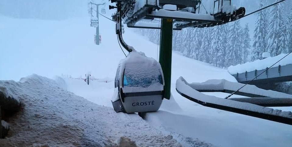A lift kabinja a nyitás előtti nagy havazásban