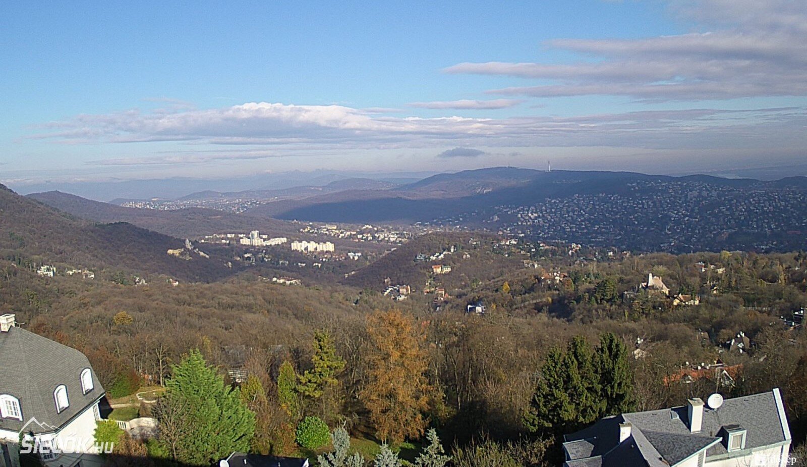 Napos kilátás a Budai hegyekre a Normafa Otthon tetejéről