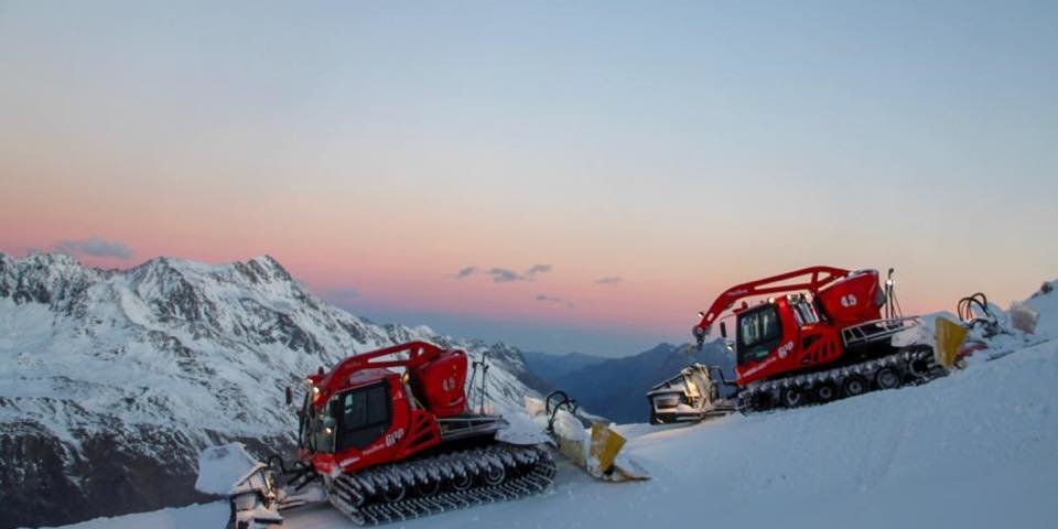 Szorgosan dolgoznak a ratrakok - fotó: facebook