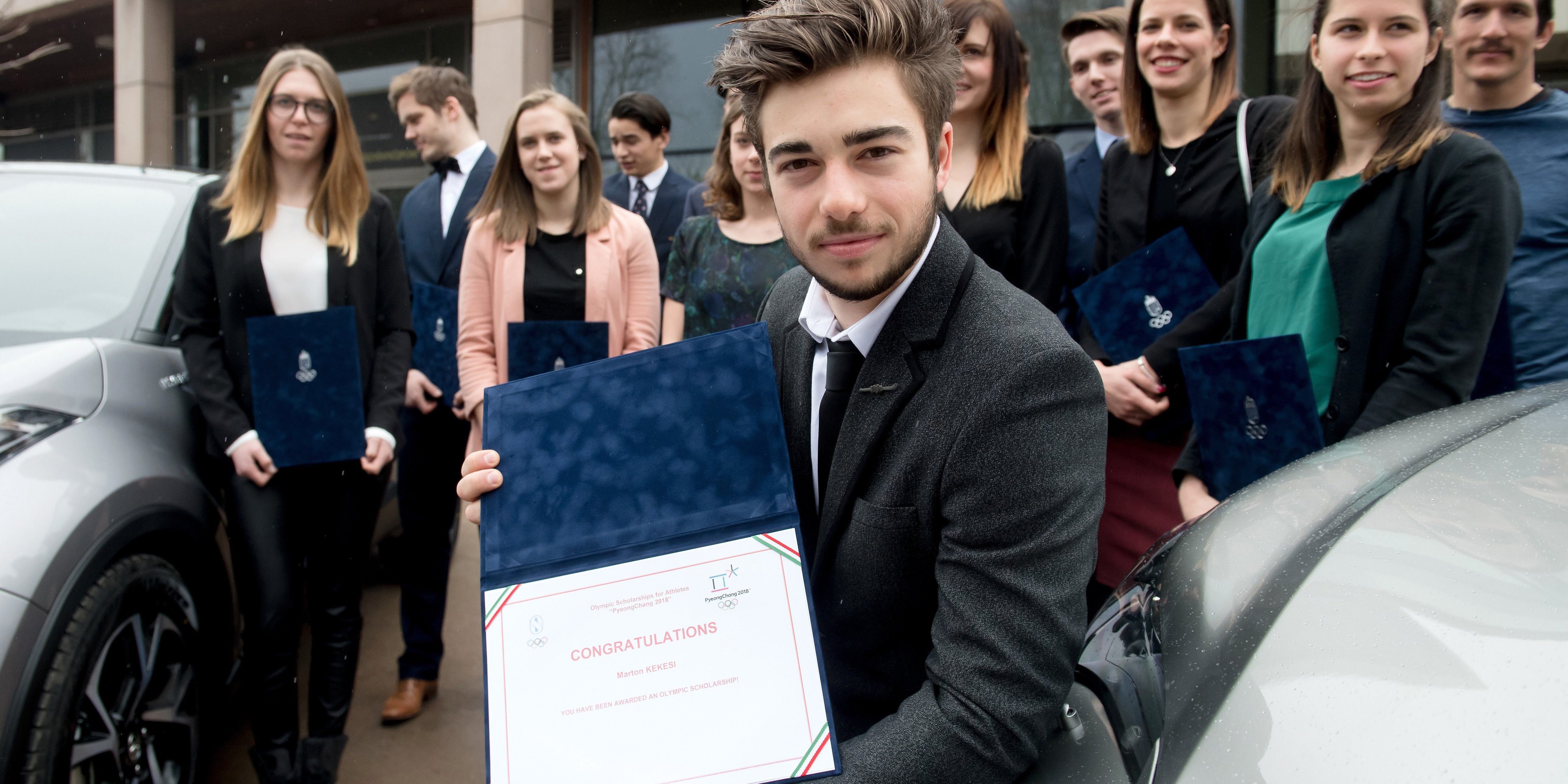 Kékesi Márton síelő mutatja oklevelét a támogatott sportolók társaságában. MTI Fotó: Koszticsák Szilárd