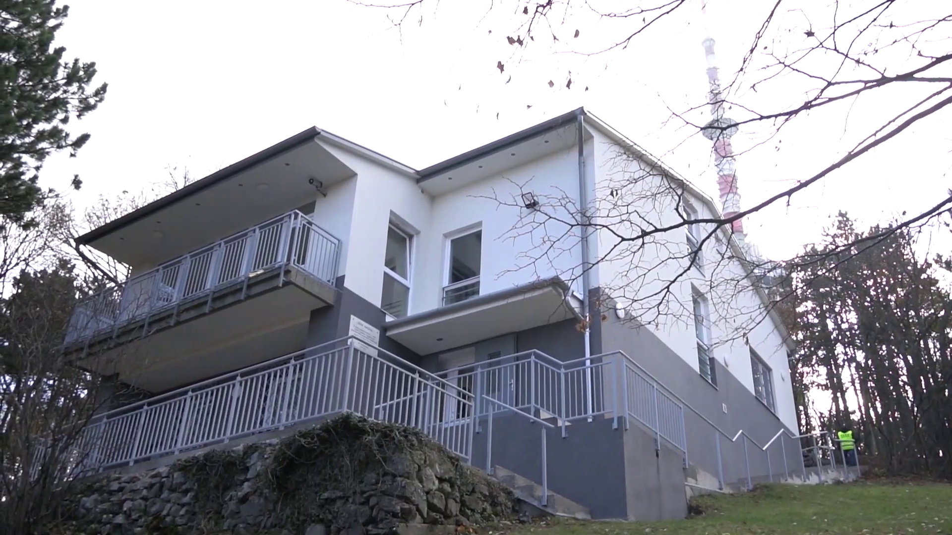 A felújított épület képe a lenti videóból