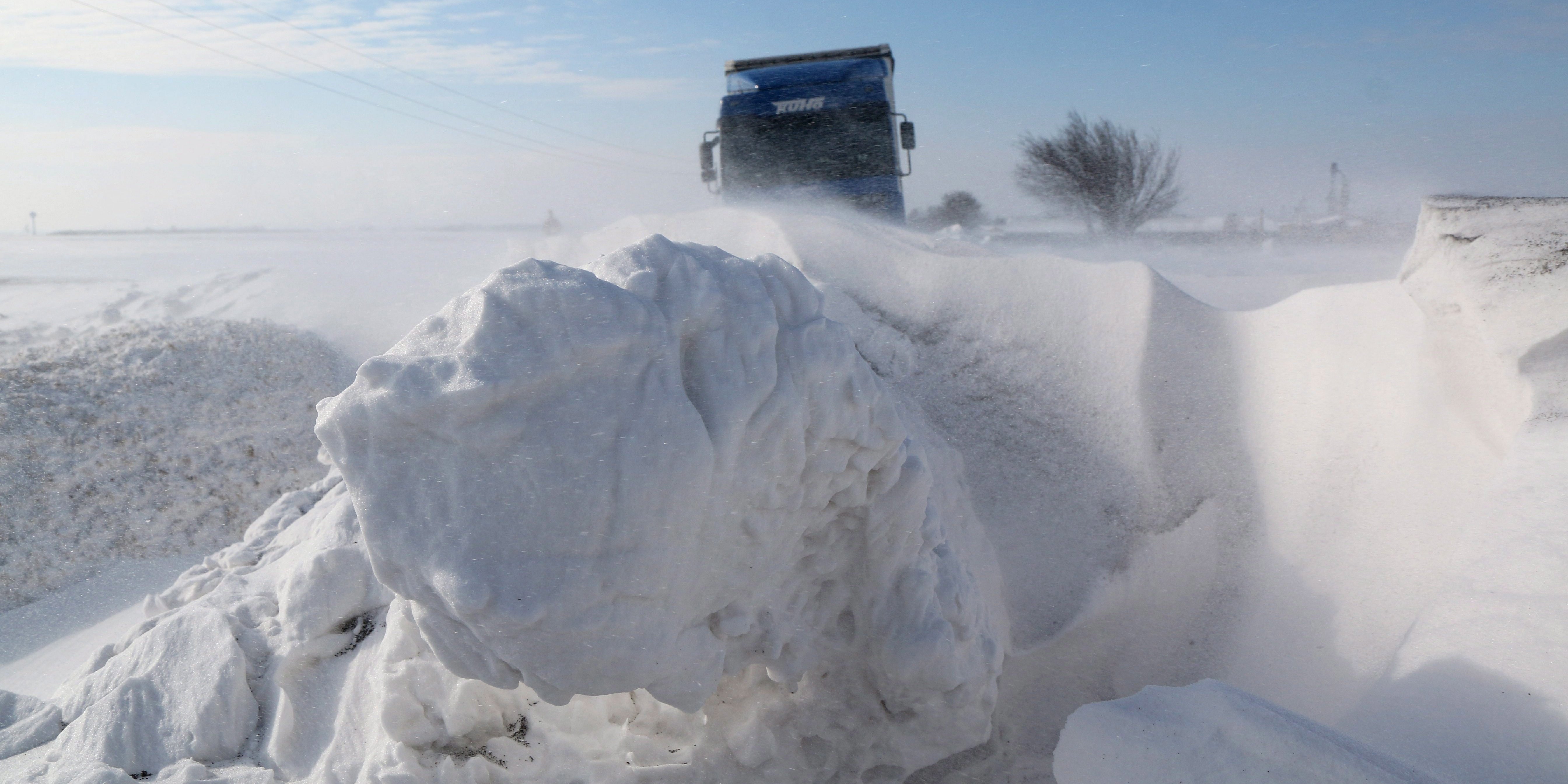 Hófúvásban elakadt kamion Borsod-Abaúj-Zemplén megyében, a Gesztely és Újharangod közötti úton 2017. január 18-án. MTI Fotó: Vajda János