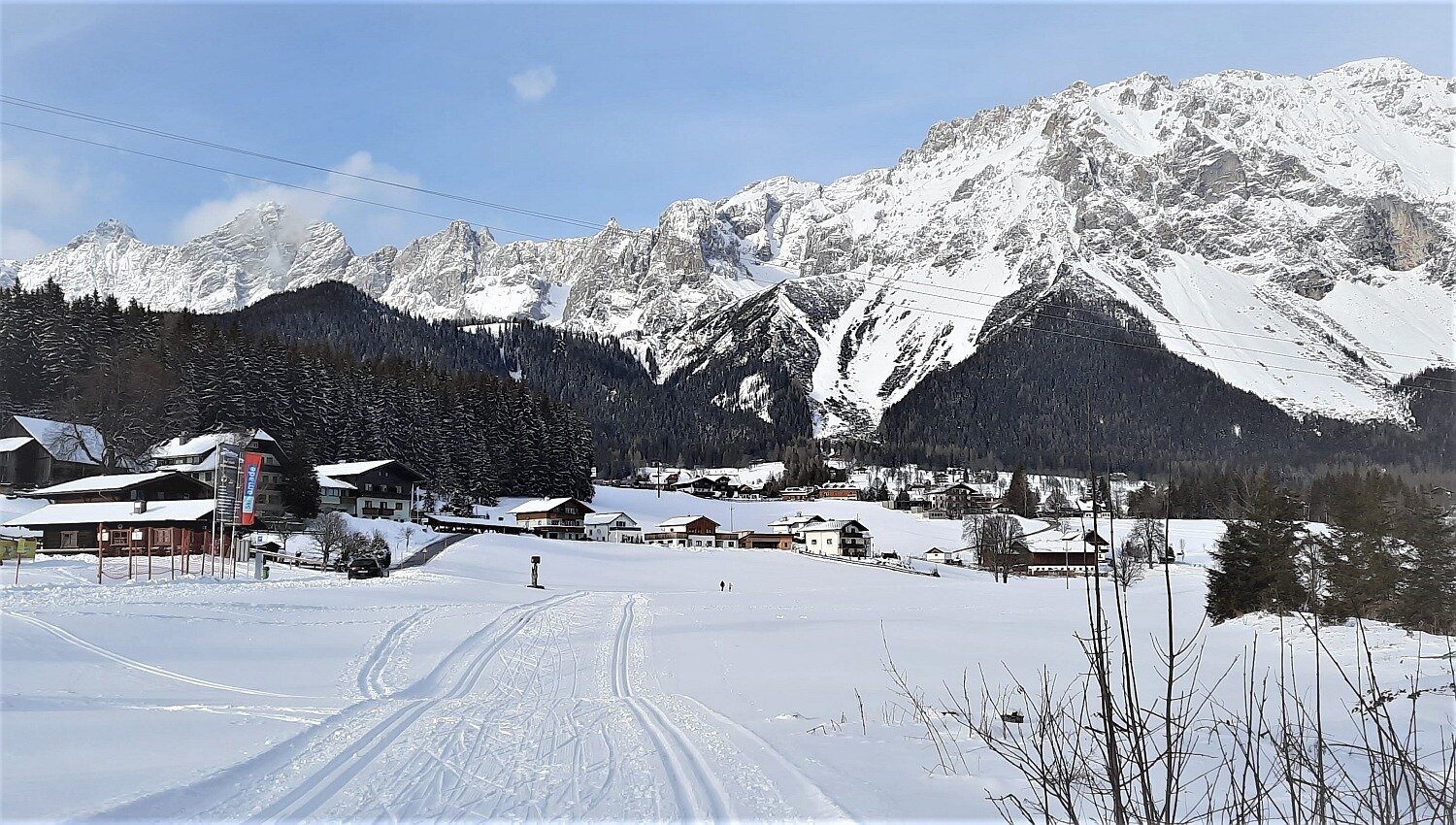 Sífutóút a Rittisberg alatt, háttérben a Dachstein