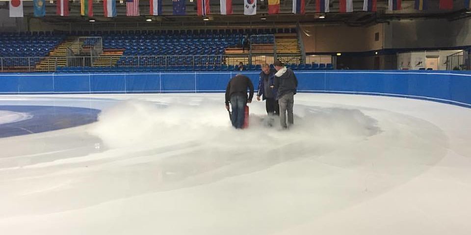 Készül a jég (Kép: Hunskate - Magyar Országos Korcsolyázó Szövetség)
