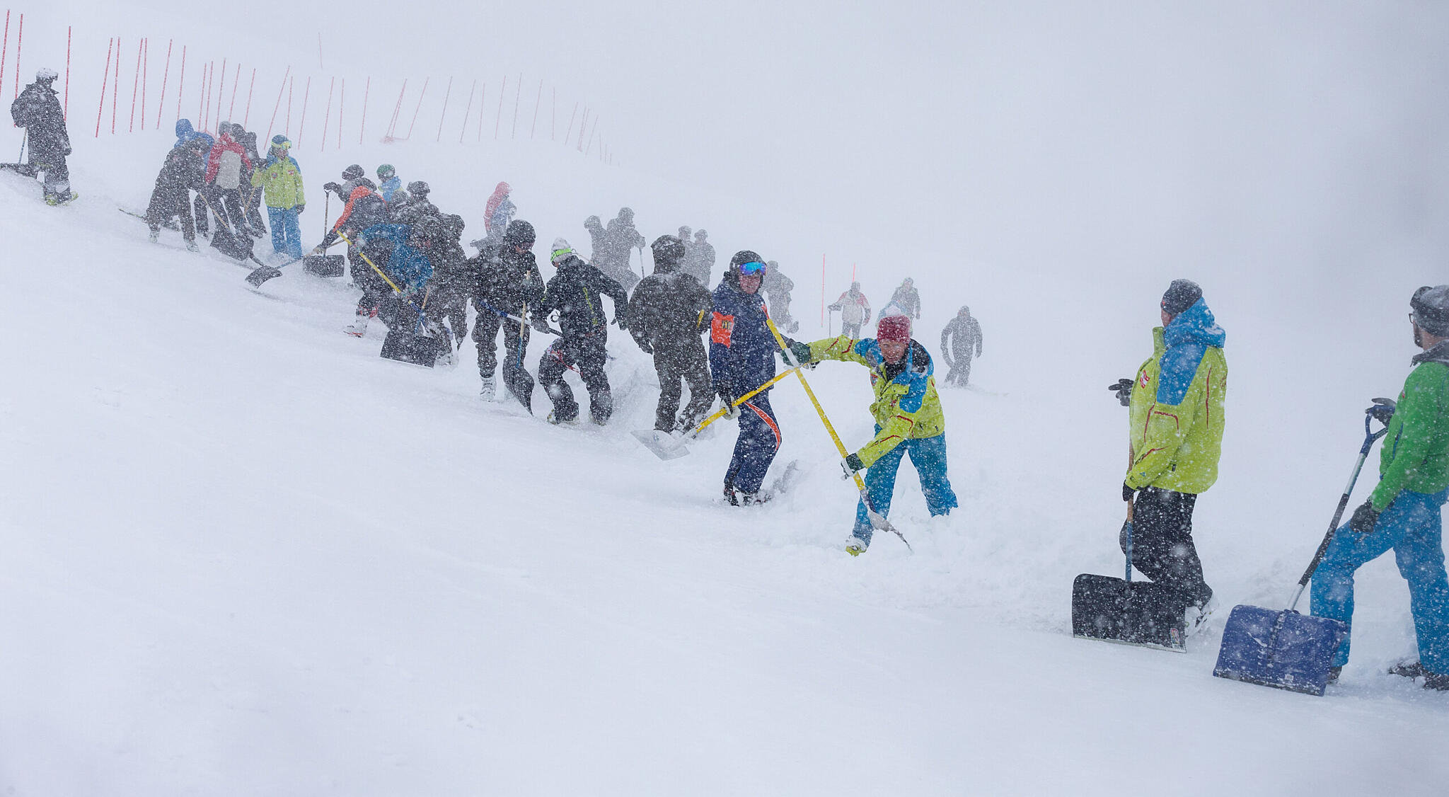 Munkában a pályamunkások és az önkéntesek tegnap