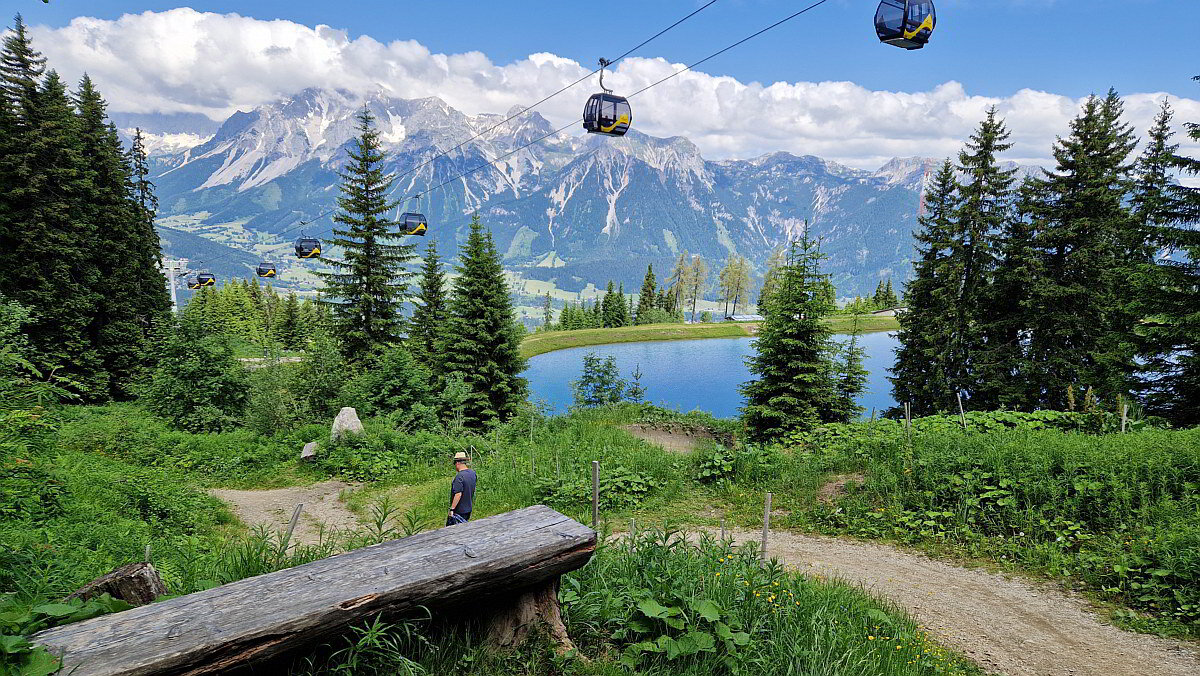 Gyönyörű hegyi ösvény vezet a Planai középállomás felé. | Fotó: W. A. sielok.hu