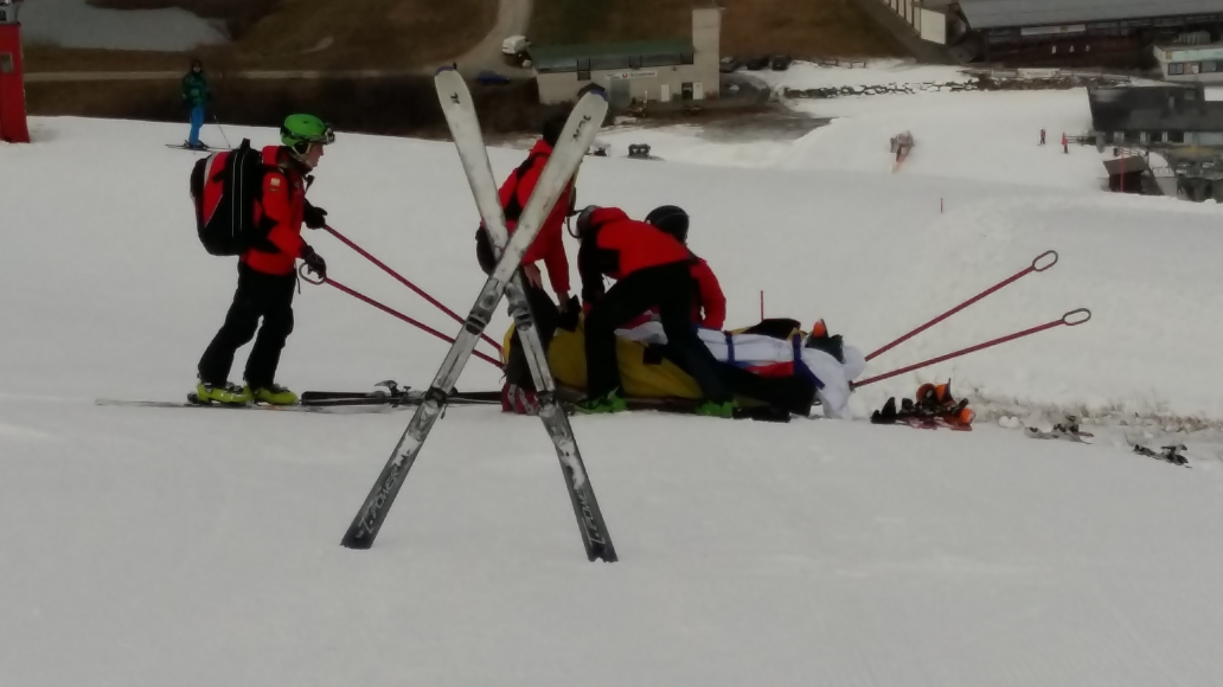 Keresztbe tett sílécek jelzik a baleset helyszínét a sípályán