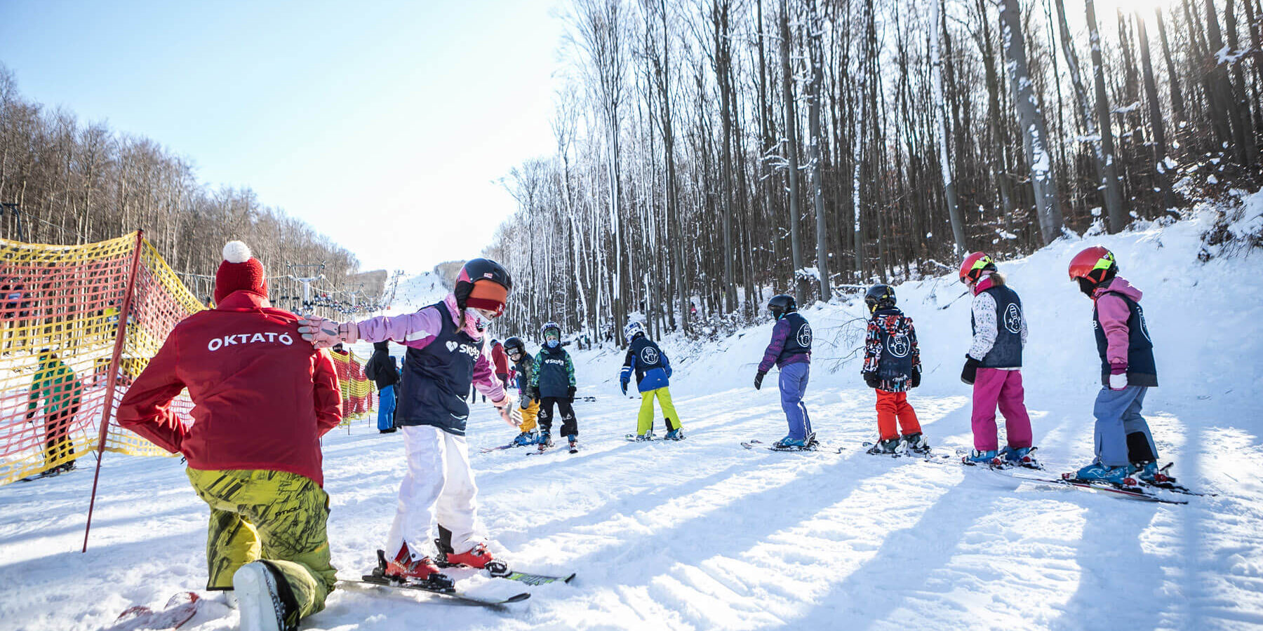 A programban részt vevő gyerekek szakképzett oktatóktól sajátíthatják el a síelés alapjait Eplényben