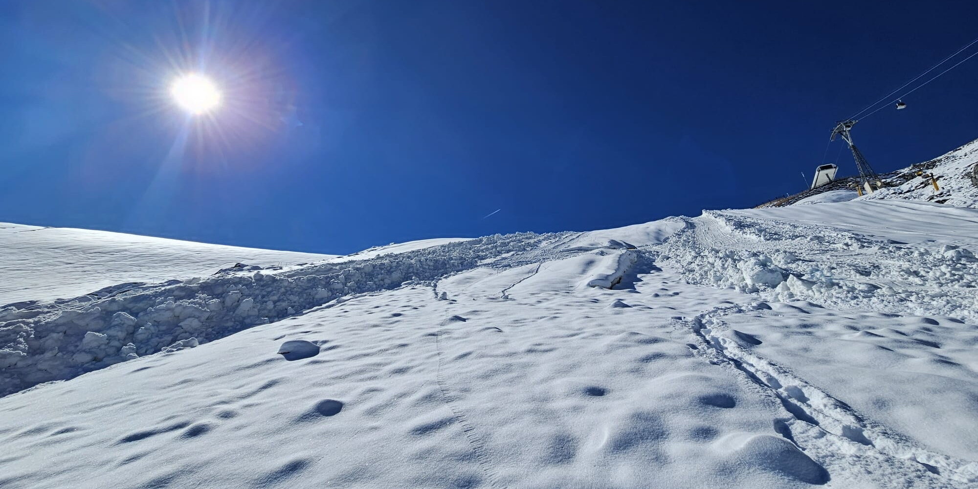 Szétterítették a tavalyról elraktározott havat (Kép: Sölden / Soelden / Solden)