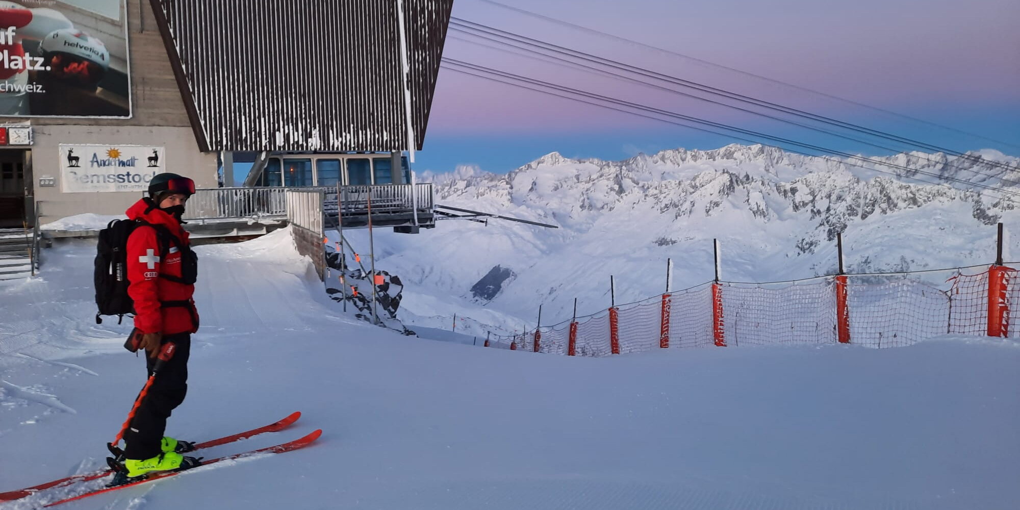 Andermatt-Sedrun. A tegnapi nyitás előtt a személyzet ellenőrzi a pályát.