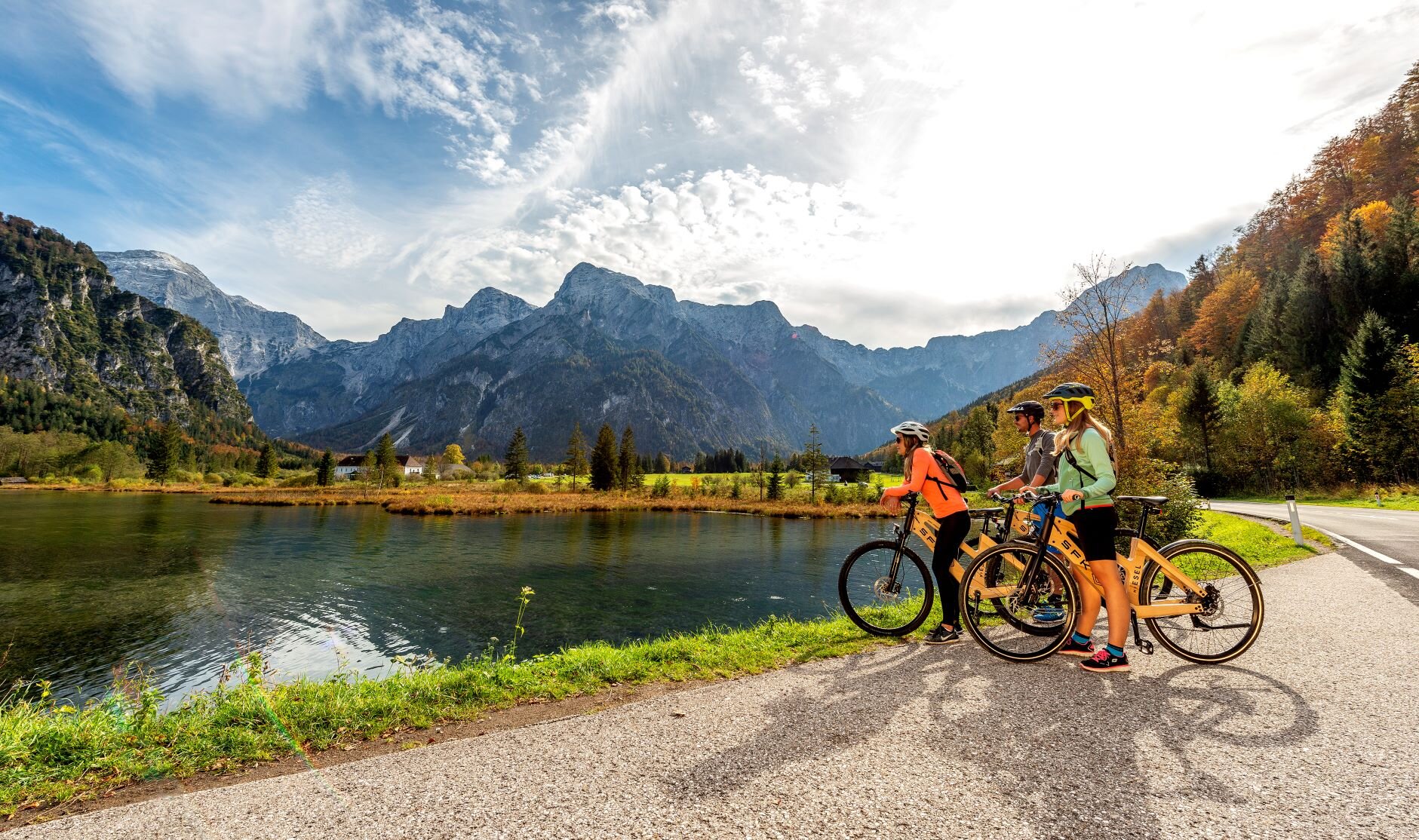 Kerékpárosok a festői Traunsee partján | Fotó: TVB Traunsee-Almtal, brainpark.traunsee