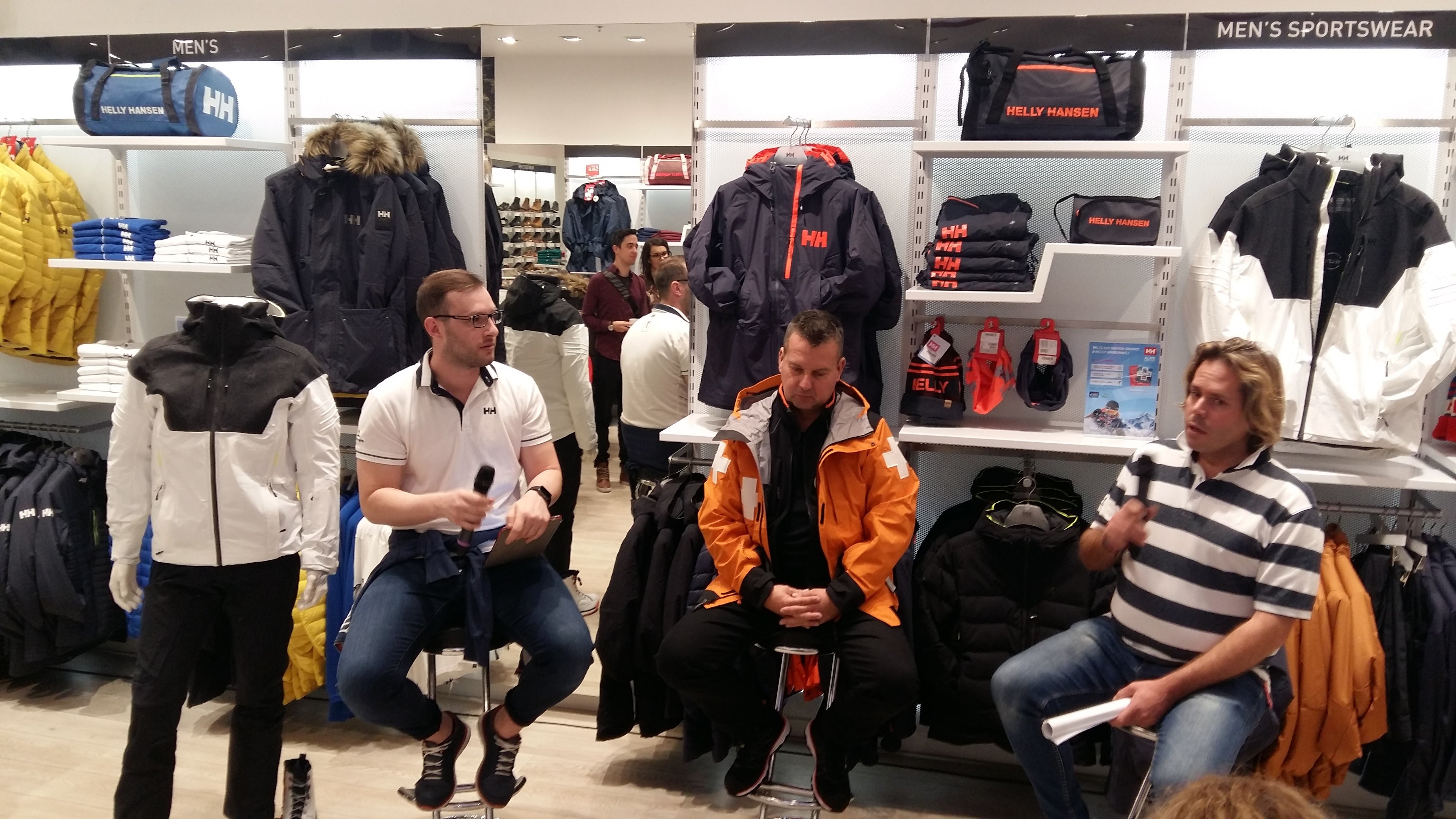 Termékbemutató az Örs vezér téri Helly Hansen márkaboltban, ahol profik osztották meg sípályán szerzett tapasztalataikat. Fotó: 2017.11.15.