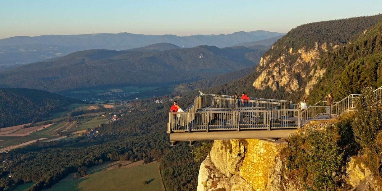 8 méterrel a sziklák széle fölött húzódó Skywalk a Hohe Wand natúrparkban