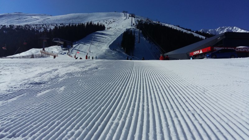 A kék ég, szélcsend és napsütés ritka adomány Jasnán. Ez a látvány várt minket 2016. március 14-én reggel Chopok északon.