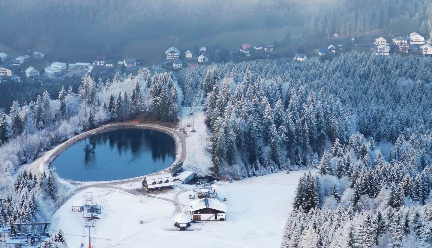 Ötscher/Lackenhof: a felsőbb rész kifehéredett néhány centiméternyi havazás után
