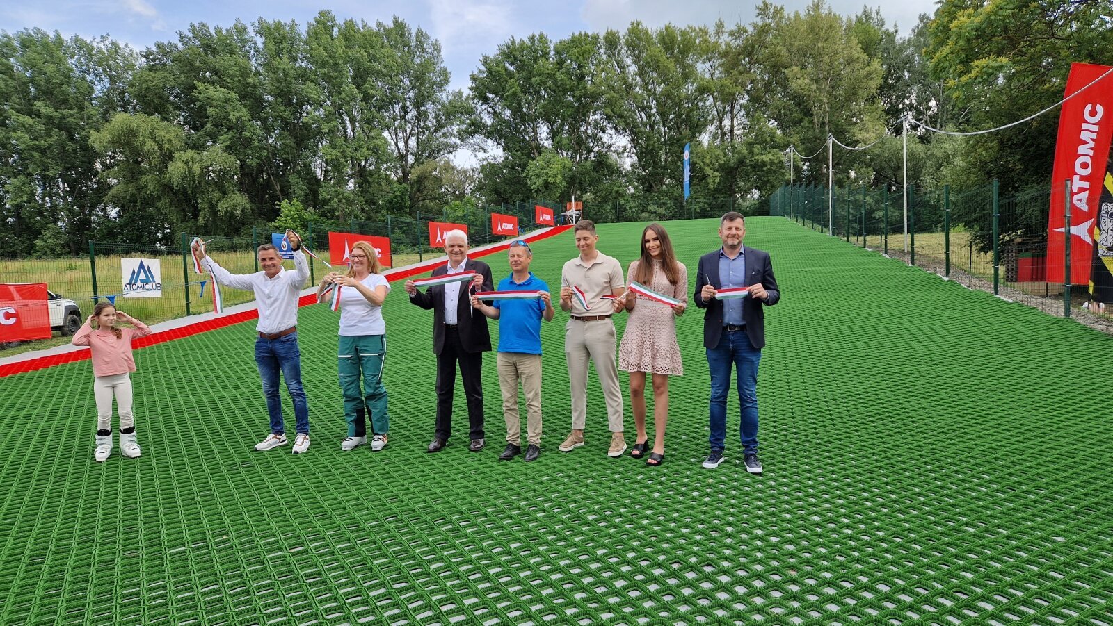 Szalagátvágással avatákk fel a szolnoki síiskola új tanpályáját | Fotó: síelők.hu