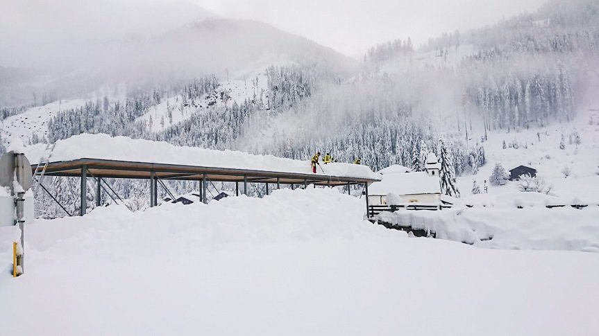 Defereggental: tűzoltók tisztítják a tetőt (Kép: Brunner Images)