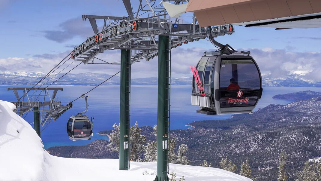 Egy ilyen kabinban töltötte az éjszakát a snowboardos