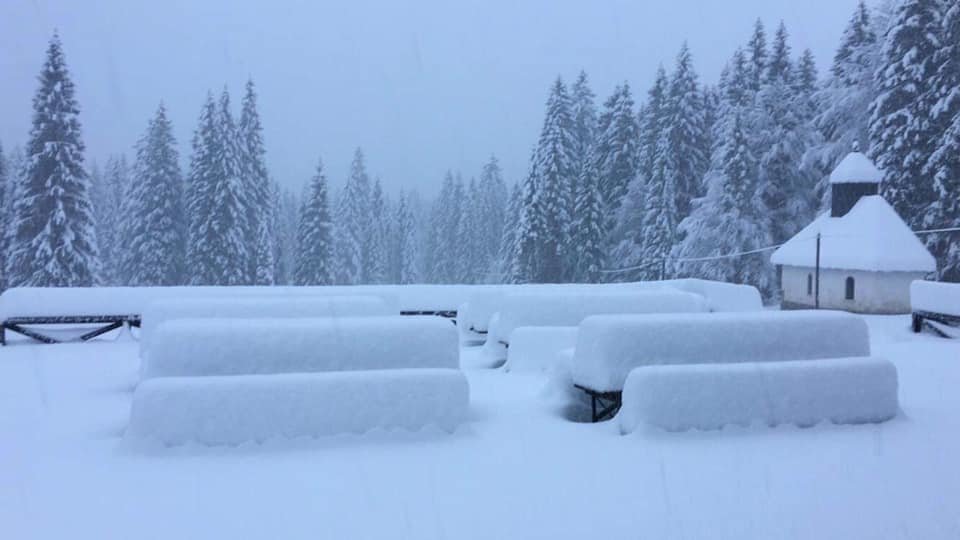 Dom v Tamarju (1108 m) ma reggel. Már 50 cm felett...