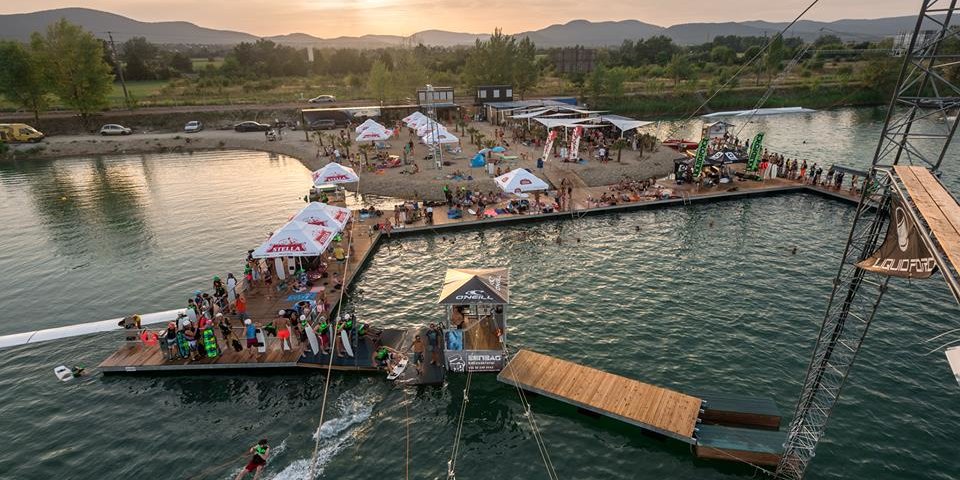 Lupa Wake: 4 kötélpálya, 1 km úszójárda rendszer, 22 elem a profiknak