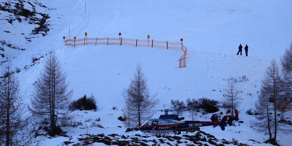 Az átszakított védőháló és mögötte a mentőhelikopter (@Zoom Tyrol)