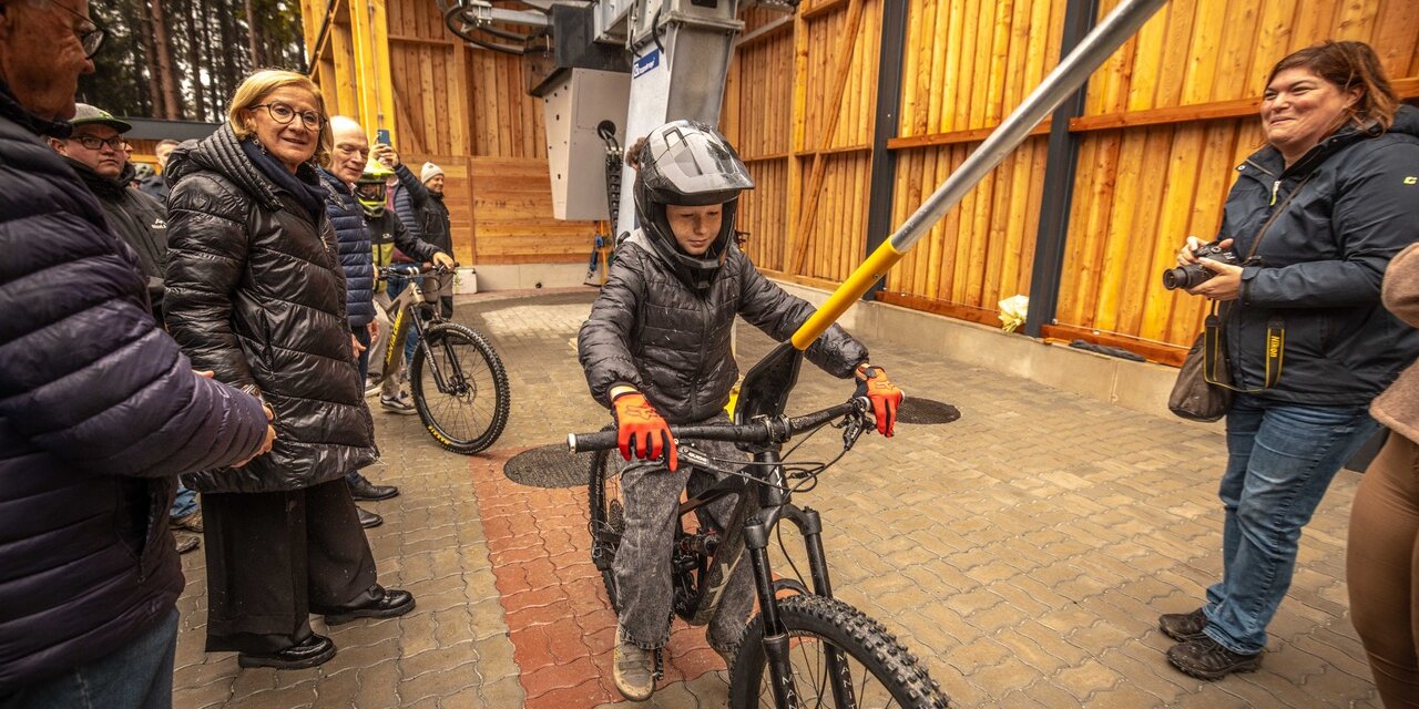 Az új lift átadása (Kép: Benni Schoen / Wexl Arena)