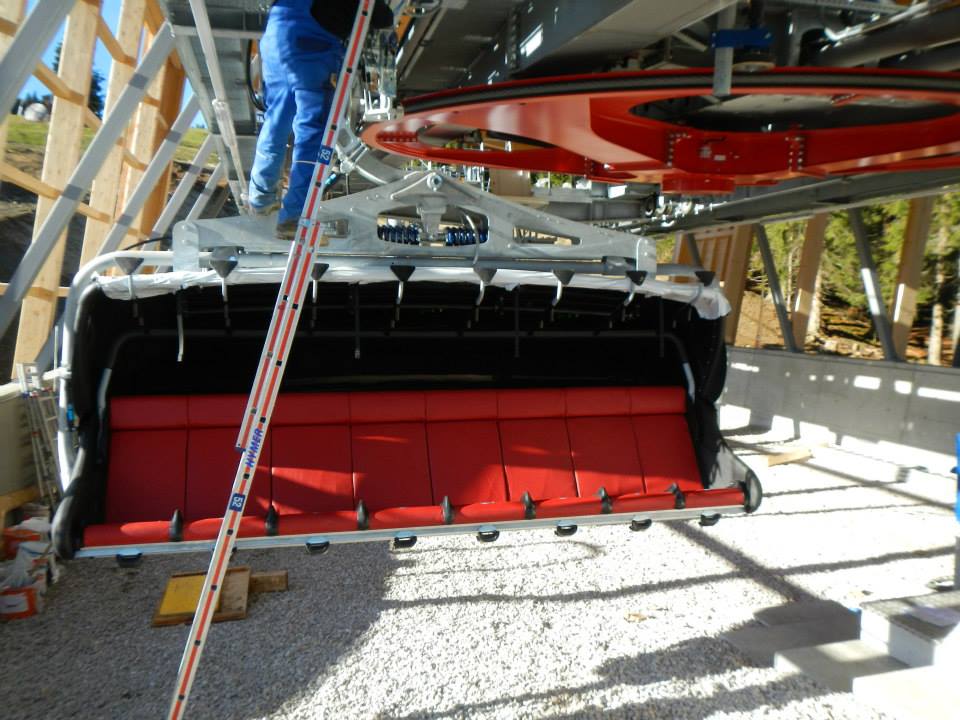 Automatikusan záródó léctartó és védőkorlát